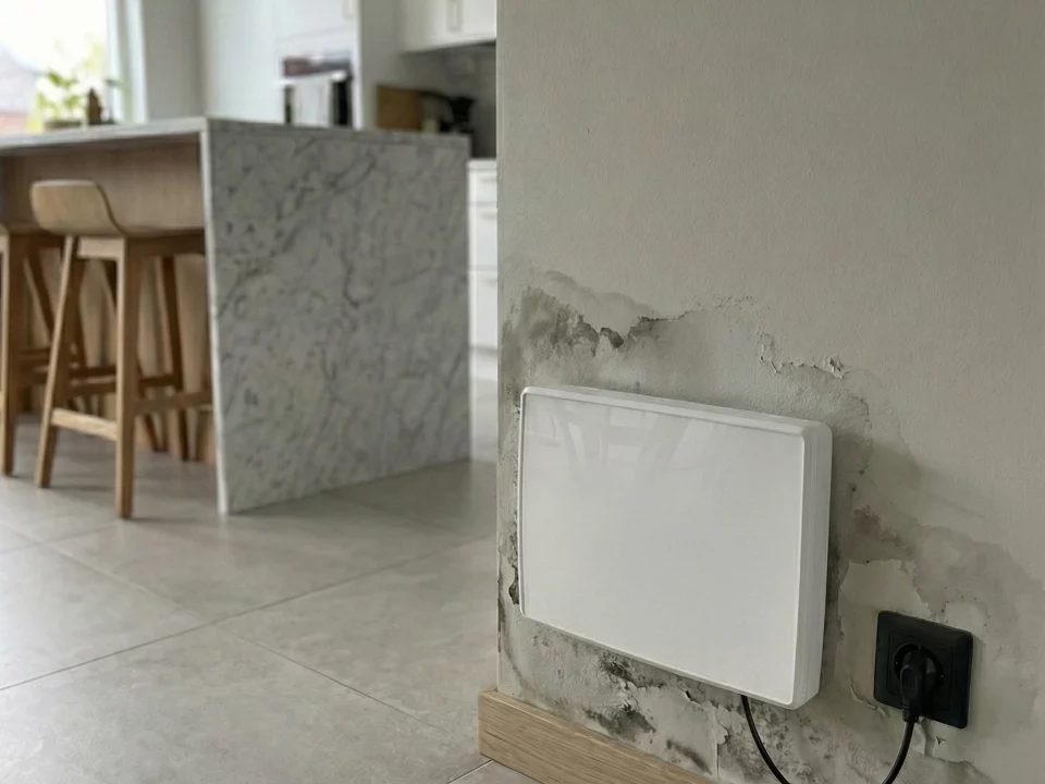 Aparelho ATE instalado em parede com humidade ascensional