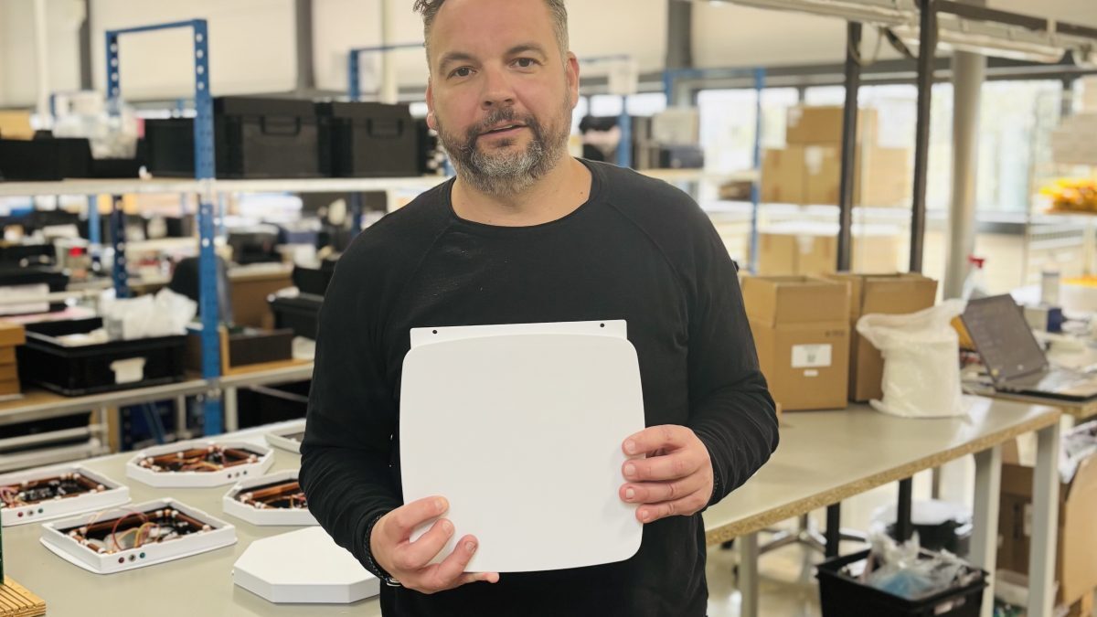 William Coignard segura certificado Made in France em oficina industrial