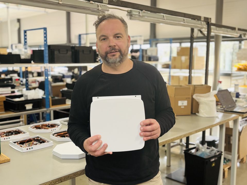 William Coignard segura certificado Made in France em oficina industrial